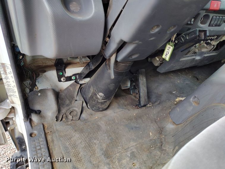 image for item DH8647 2016 Isuzu NRR chipper truck