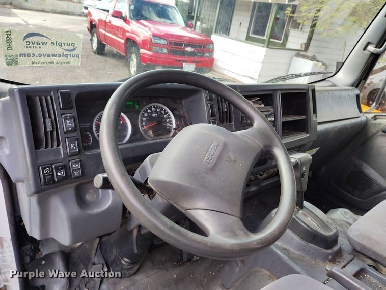 image for item DH8647 2016 Isuzu NRR chipper truck