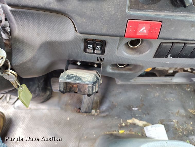 image for item DH8647 2016 Isuzu NRR chipper truck