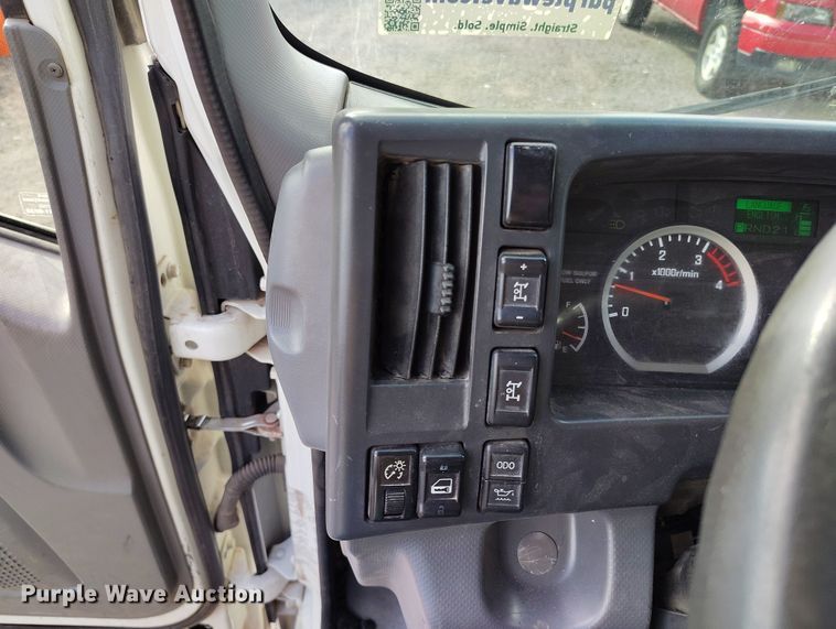 image for item DH8647 2016 Isuzu NRR chipper truck