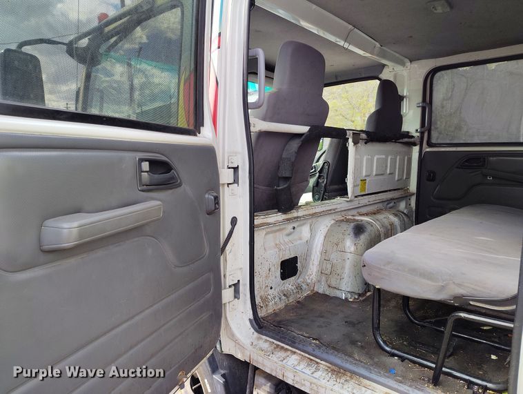 image for item DH8647 2016 Isuzu NRR chipper truck