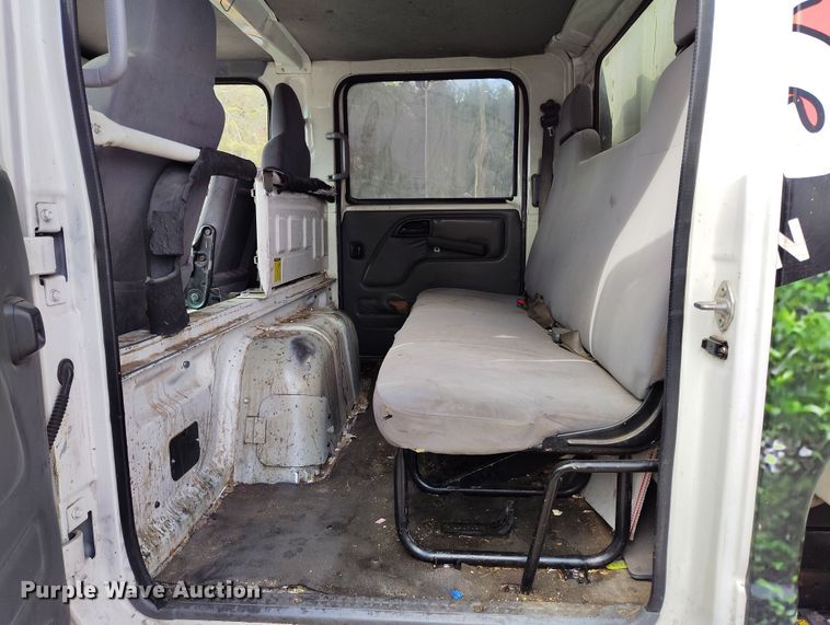 image for item DH8647 2016 Isuzu NRR chipper truck