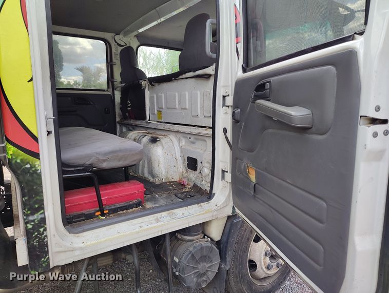 image for item DH8647 2016 Isuzu NRR chipper truck