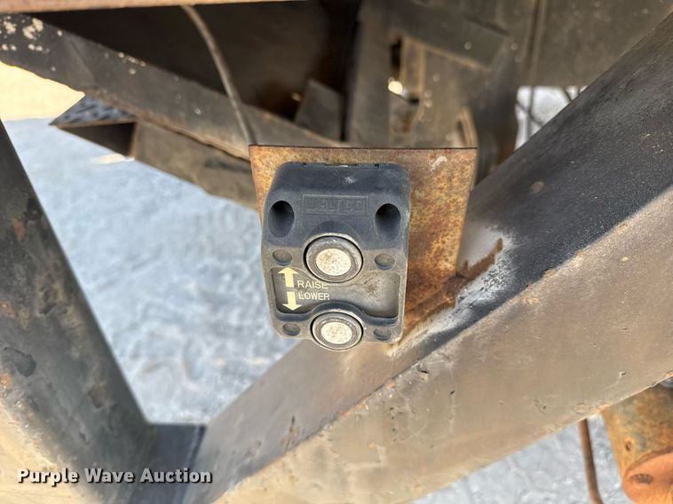 image for item DM5620 2004 Isuzu NPR flatbed truck