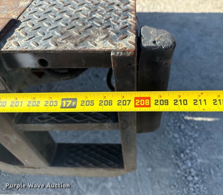 image for item DM5620 2004 Isuzu NPR flatbed truck