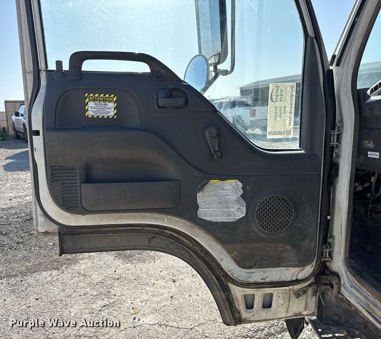 image for item DM5620 2004 Isuzu NPR flatbed truck