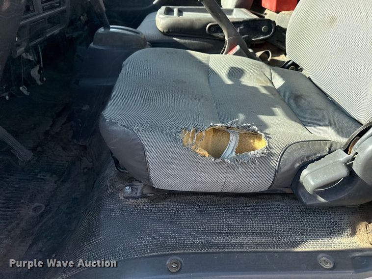 image for item DM5620 2004 Isuzu NPR flatbed truck