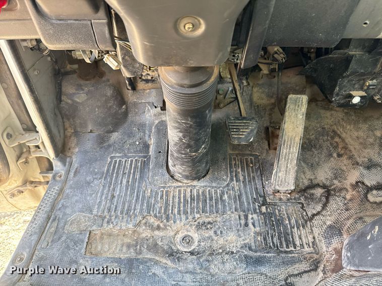 image for item DM5620 2004 Isuzu NPR flatbed truck