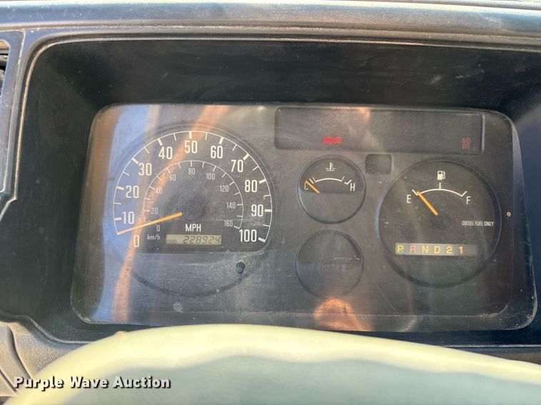 image for item DM5620 2004 Isuzu NPR flatbed truck