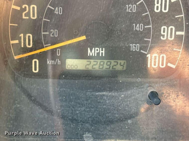 image for item DM5620 2004 Isuzu NPR flatbed truck