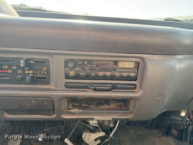 image for item DM5620 2004 Isuzu NPR flatbed truck