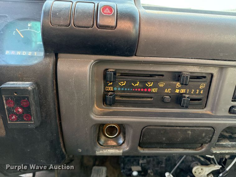 image for item DM5620 2004 Isuzu NPR flatbed truck