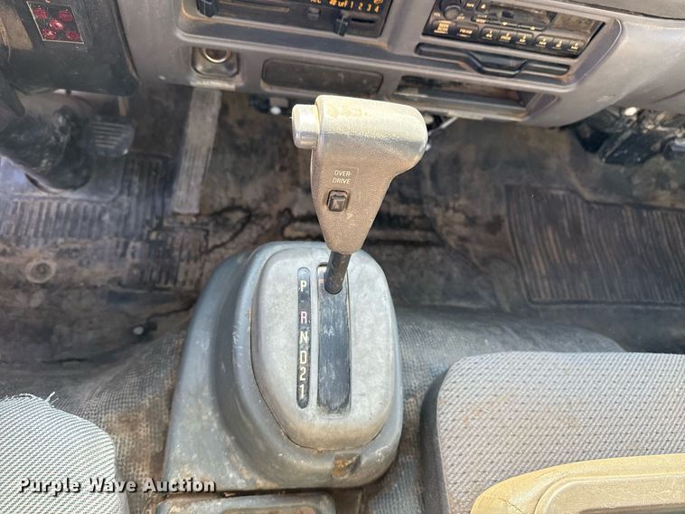 image for item DM5620 2004 Isuzu NPR flatbed truck