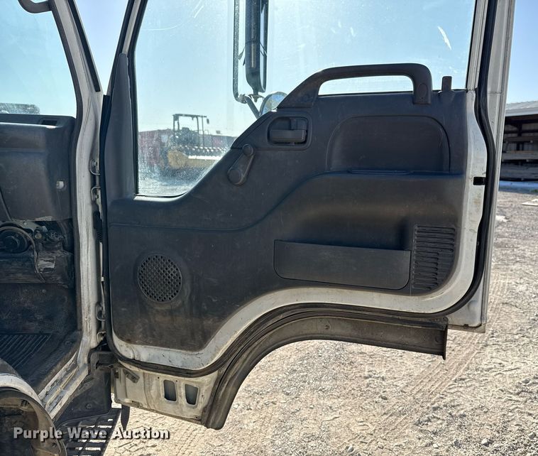 image for item DM5620 2004 Isuzu NPR flatbed truck