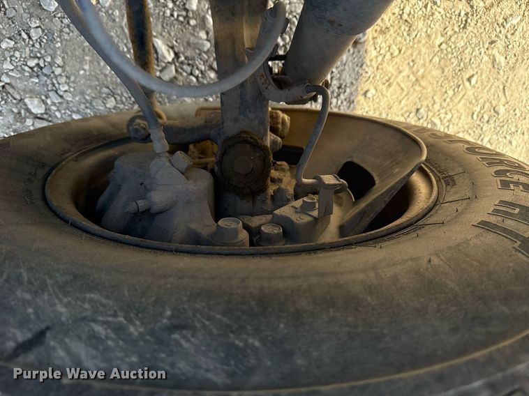 image for item DM5620 2004 Isuzu NPR flatbed truck