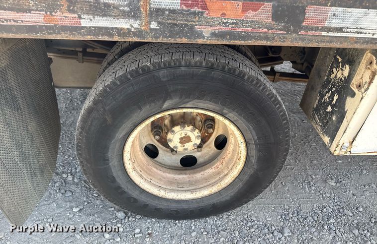 image for item DM5620 2004 Isuzu NPR flatbed truck