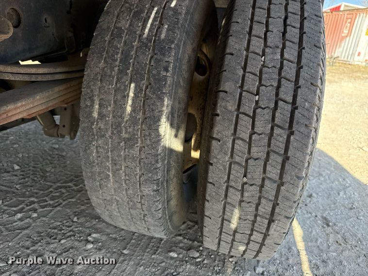 image for item DM5620 2004 Isuzu NPR flatbed truck