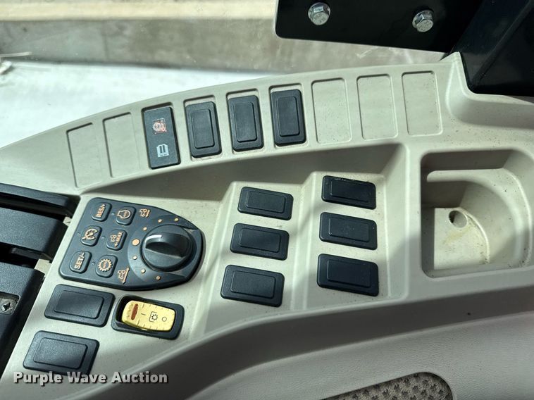 image for item DM5624 2022 John Deere 4052R MFWD tractor