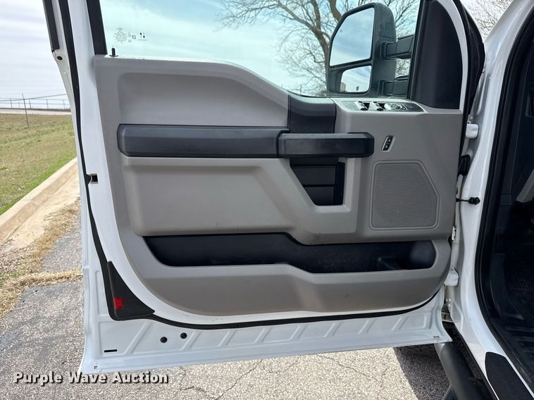 image for item DM5627 2020 Ford F250 Super Duty SuperCab pickup truck