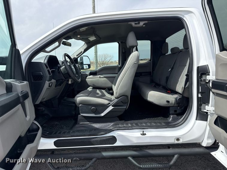 image for item DM5627 2020 Ford F250 Super Duty SuperCab pickup truck