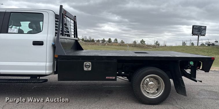 image for item DM5635 2018 Ford F550 Super Duty  Crew Cab flatbed truck