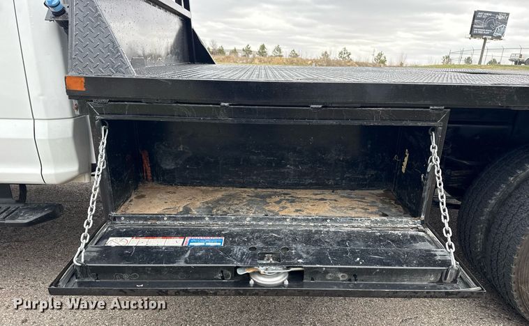 image for item DM5635 2018 Ford F550 Super Duty  Crew Cab flatbed truck