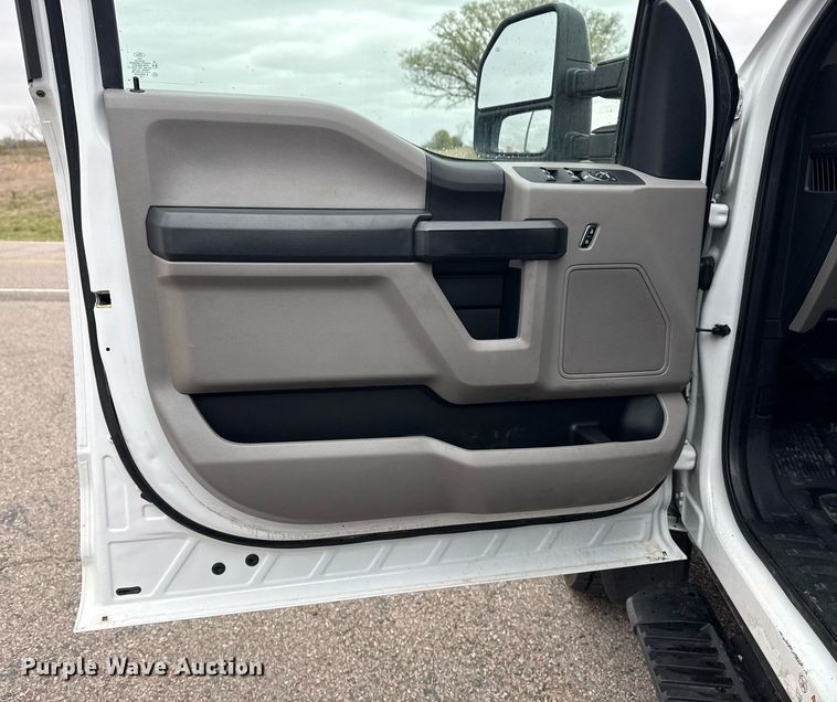 image for item DM5635 2018 Ford F550 Super Duty  Crew Cab flatbed truck