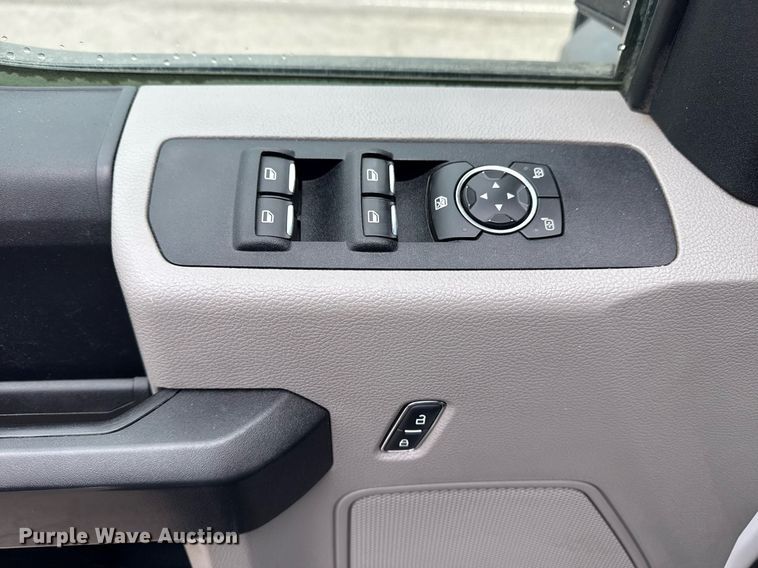 image for item DM5635 2018 Ford F550 Super Duty  Crew Cab flatbed truck