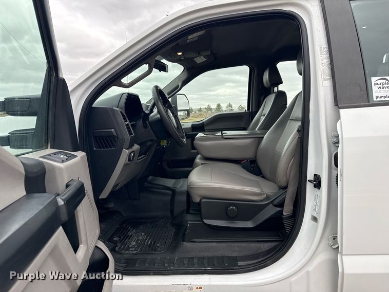 image for item DM5635 2018 Ford F550 Super Duty  Crew Cab flatbed truck