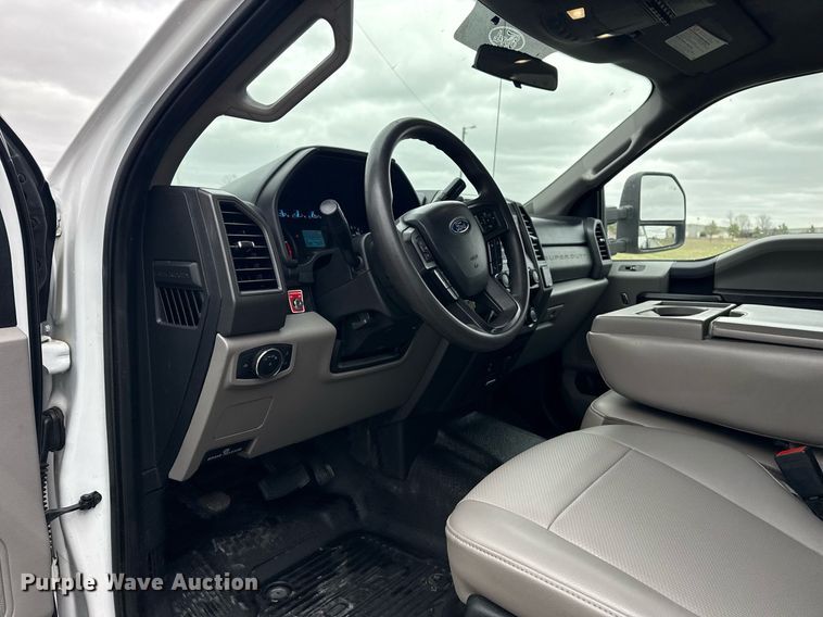 image for item DM5635 2018 Ford F550 Super Duty  Crew Cab flatbed truck