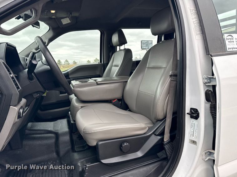 image for item DM5635 2018 Ford F550 Super Duty  Crew Cab flatbed truck