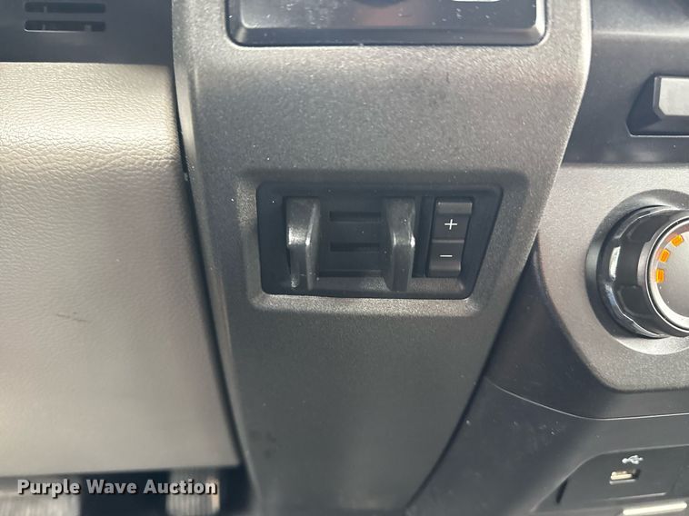 image for item DM5635 2018 Ford F550 Super Duty  Crew Cab flatbed truck