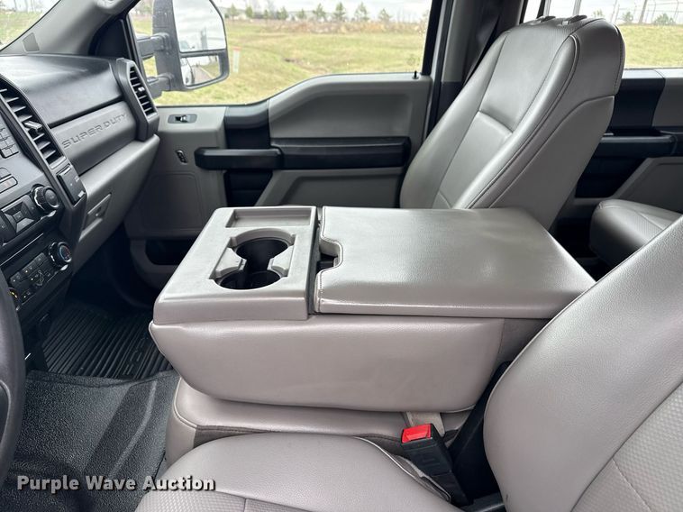 image for item DM5635 2018 Ford F550 Super Duty  Crew Cab flatbed truck