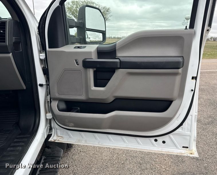 image for item DM5635 2018 Ford F550 Super Duty  Crew Cab flatbed truck