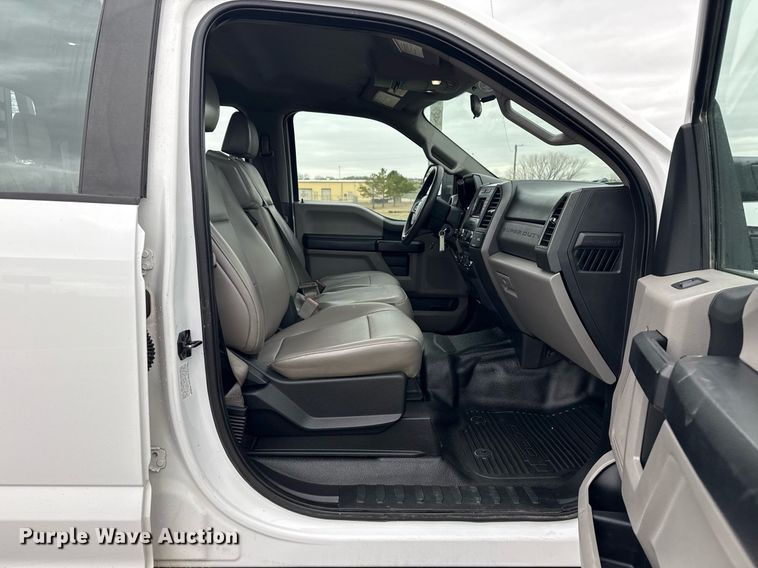 image for item DM5635 2018 Ford F550 Super Duty  Crew Cab flatbed truck