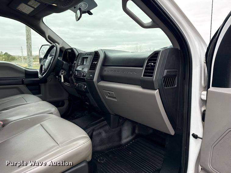 image for item DM5635 2018 Ford F550 Super Duty  Crew Cab flatbed truck