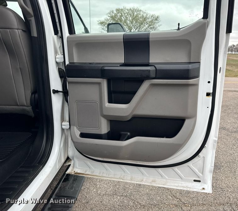 image for item DM5635 2018 Ford F550 Super Duty  Crew Cab flatbed truck