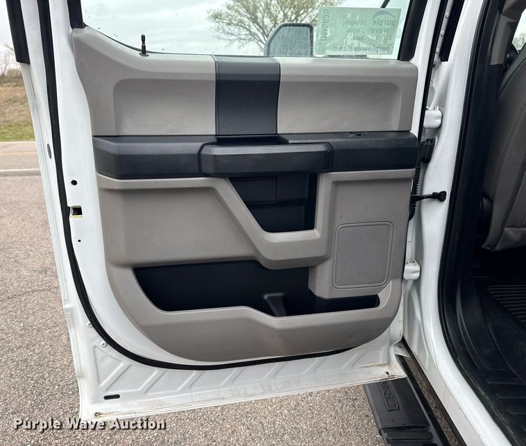 image for item DM5635 2018 Ford F550 Super Duty  Crew Cab flatbed truck