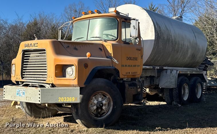 image for item DO0008 1991 Mack DM690S tank truck
