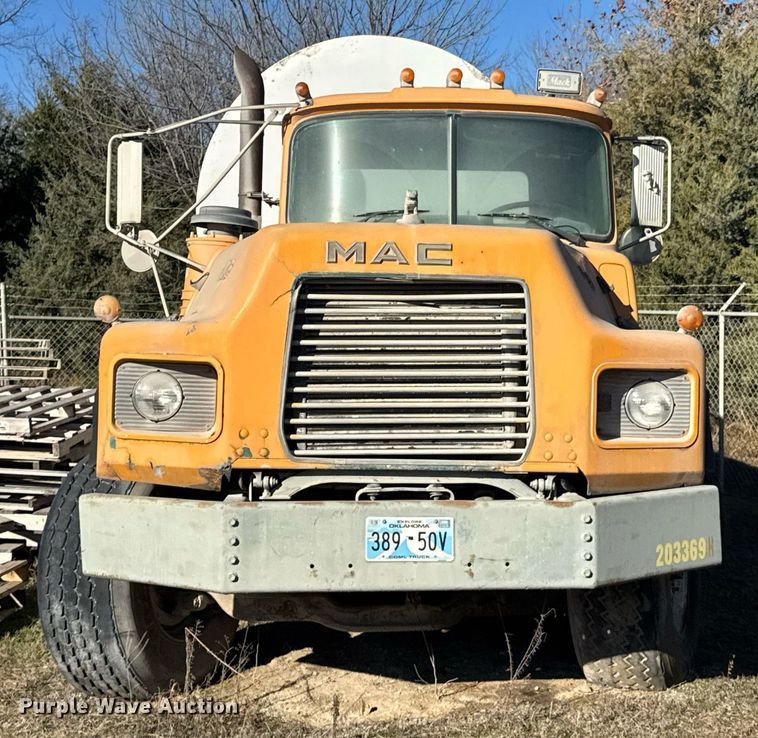 image for item DO0008 1991 Mack DM690S tank truck
