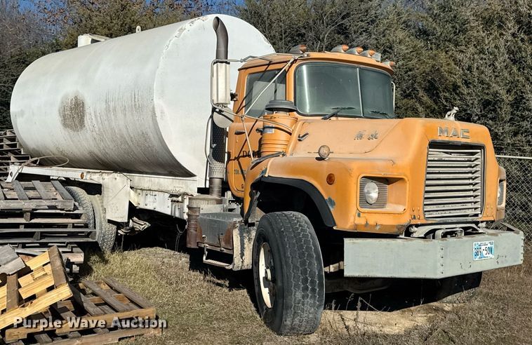 image for item DO0008 1991 Mack DM690S tank truck