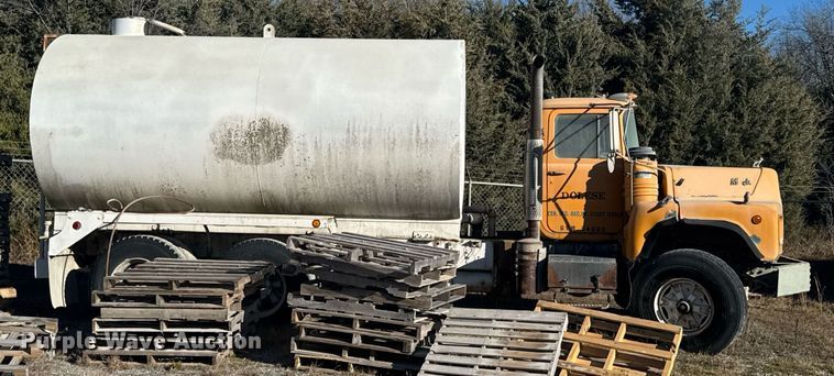 image for item DO0008 1991 Mack DM690S tank truck