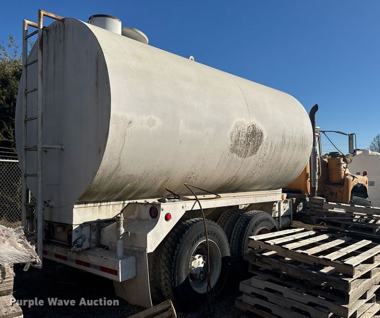 image for item DO0008 1991 Mack DM690S tank truck