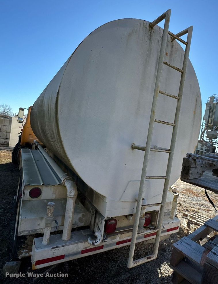 image for item DO0008 1991 Mack DM690S tank truck