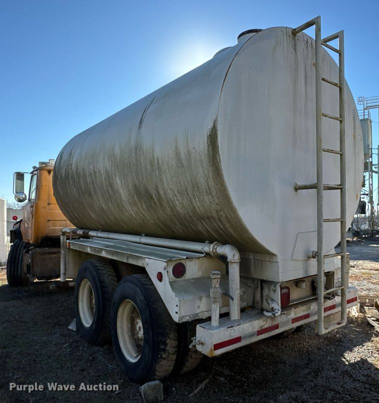 image for item DO0008 1991 Mack DM690S tank truck