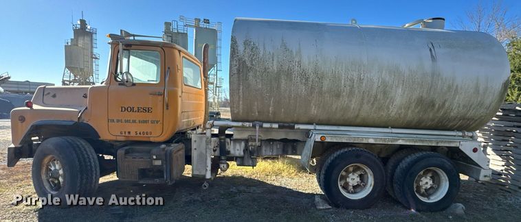image for item DO0008 1991 Mack DM690S tank truck