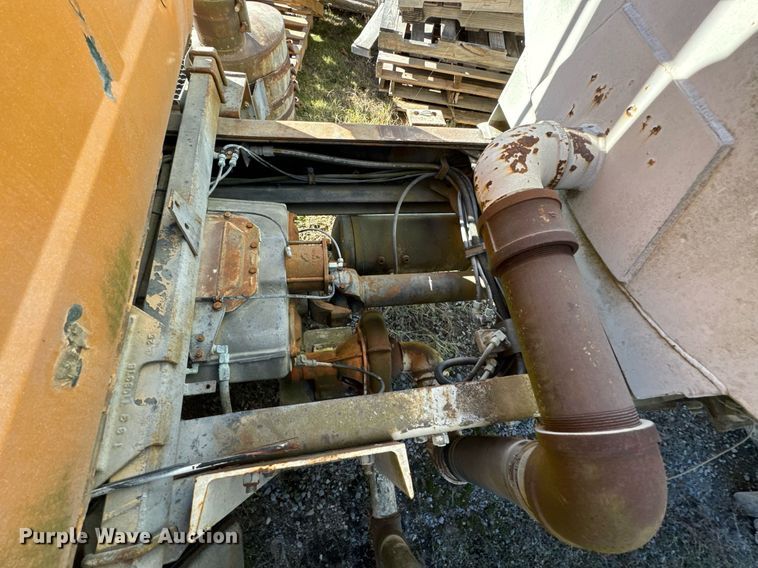 image for item DO0008 1991 Mack DM690S tank truck