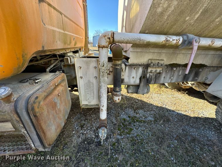 image for item DO0008 1991 Mack DM690S tank truck