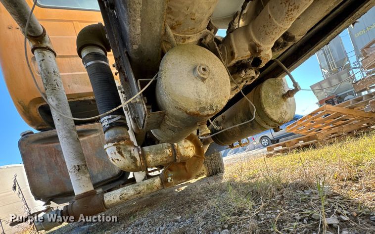 image for item DO0008 1991 Mack DM690S tank truck