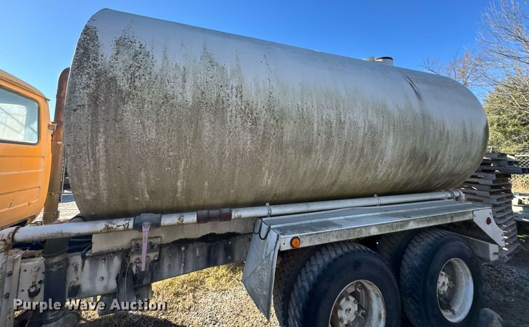 image for item DO0008 1991 Mack DM690S tank truck